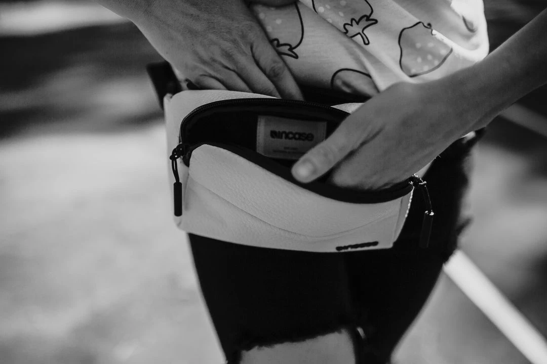 Incase - Pebbled Leather Side Bag (White) 2 Incase - Pebbled Leather Side Bag (White)