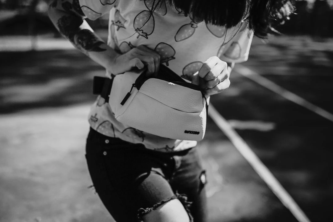 Incase - Pebbled Leather Side Bag (White) 4 Incase - Pebbled Leather Side Bag (White)