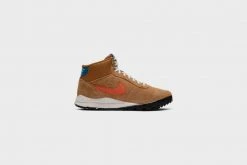 Nike Hoodland (Lt British Tan/Team Orange) SNEAKERS