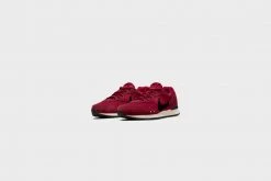 Nike Venture Runner (Pomegranate/Black) New Arrivals