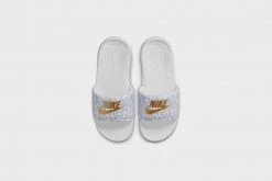 New Arrivals WMNS Nike Victori One Slide Print (White/Metallic Gold-Wolf Grey)