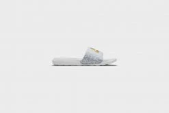 New Arrivals WMNS Nike Victori One Slide Print (White/Metallic Gold-Wolf Grey)
