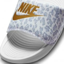 New Arrivals WMNS Nike Victori One Slide Print (White/Metallic Gold-Wolf Grey)