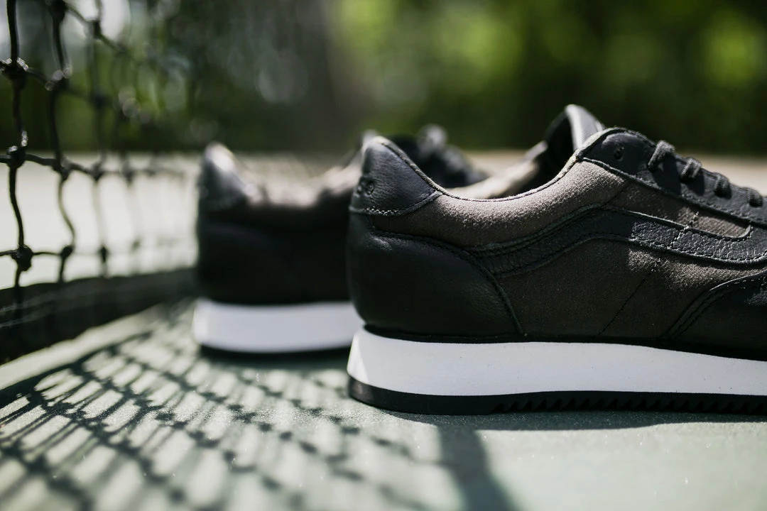 Vans Suiting Runner (Black/White) 2 Vans Suiting Runner (Black/White)