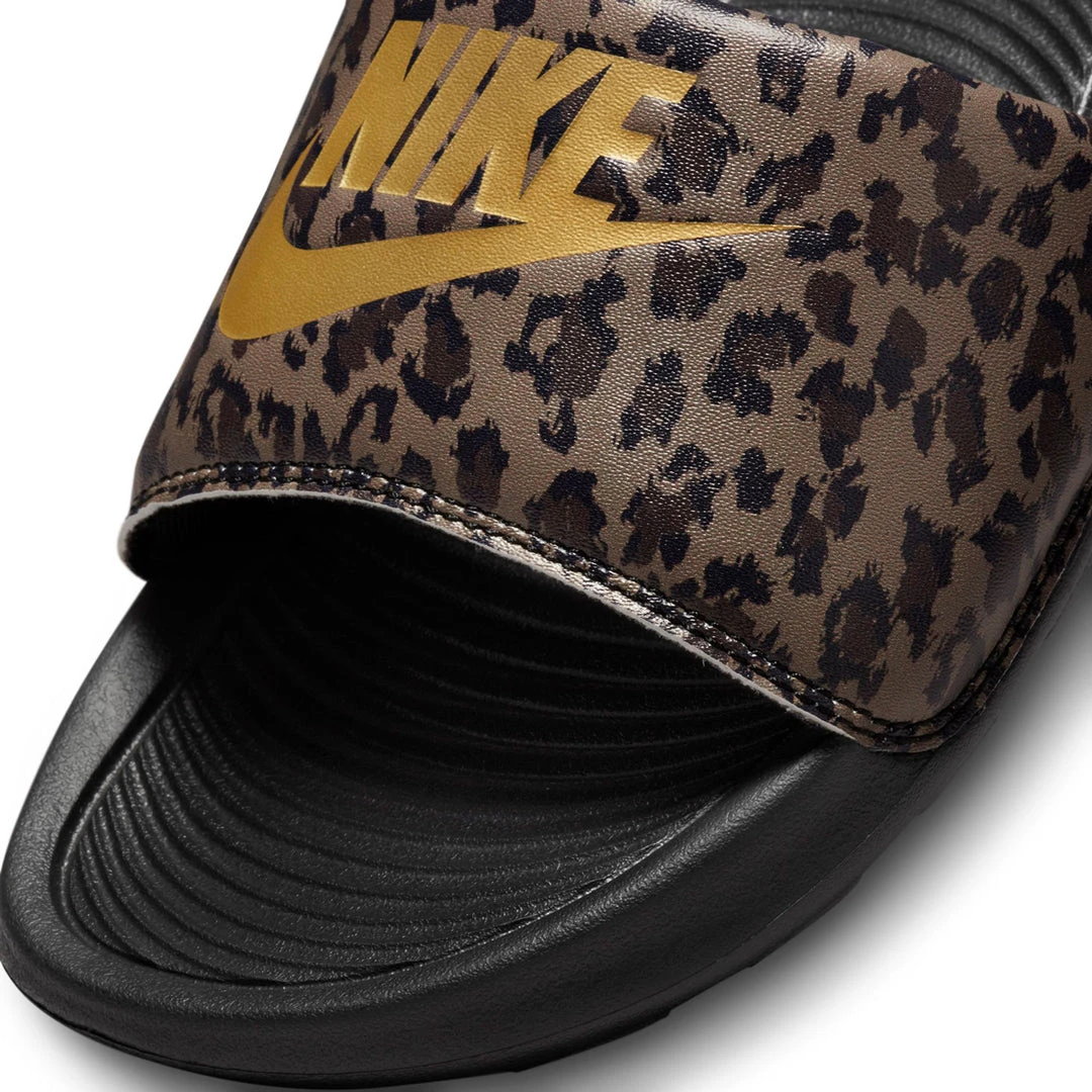 New Arrivals WMNS Nike Victori One Slide Print (Archaeo Brown/Metallic Gold) 8 New Arrivals WMNS Nike Victori One Slide Print (Archaeo Brown/Metallic Gold)