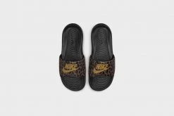 New Arrivals WMNS Nike Victori One Slide Print (Archaeo Brown/Metallic Gold)