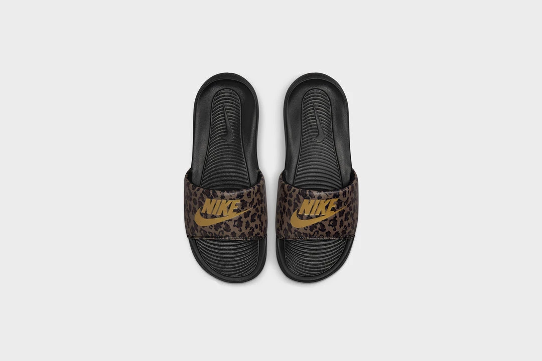 New Arrivals WMNS Nike Victori One Slide Print (Archaeo Brown/Metallic Gold) 2 New Arrivals WMNS Nike Victori One Slide Print (Archaeo Brown/Metallic Gold)