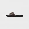 New Arrivals WMNS Nike Victori One Slide Print (Archaeo Brown/Metallic Gold)