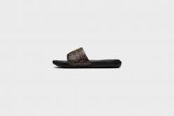 New Arrivals WMNS Nike Victori One Slide Print (Archaeo Brown/Metallic Gold)