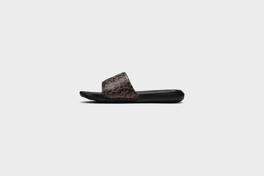 New Arrivals WMNS Nike Victori One Slide Print (Archaeo Brown/Metallic Gold) 3 New Arrivals WMNS Nike Victori One Slide Print (Archaeo Brown/Metallic Gold)