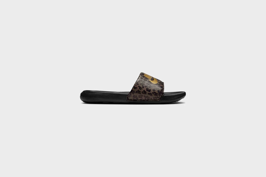 New Arrivals WMNS Nike Victori One Slide Print (Archaeo Brown/Metallic Gold) 4 New Arrivals WMNS Nike Victori One Slide Print (Archaeo Brown/Metallic Gold)