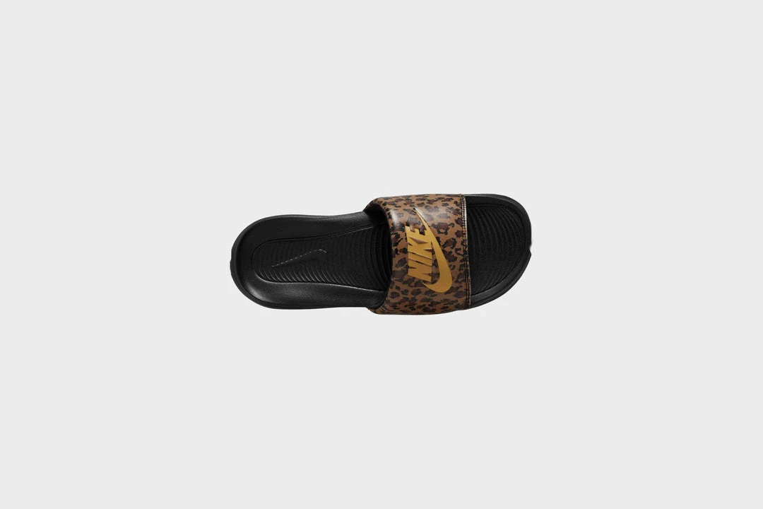 New Arrivals WMNS Nike Victori One Slide Print (Archaeo Brown/Metallic Gold) 5 New Arrivals WMNS Nike Victori One Slide Print (Archaeo Brown/Metallic Gold)