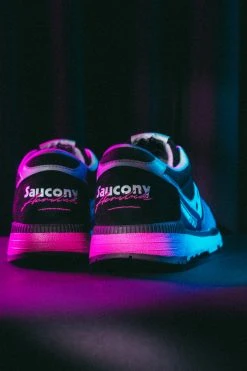 Saucony Azura Acribik Tech Noir (Black/Pink) 11 Saucony Azura Acribik Tech Noir (Black/Pink)